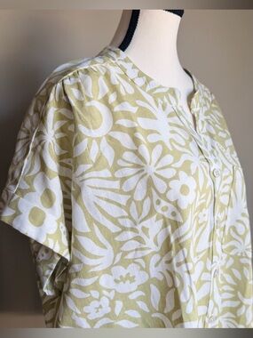 Light Green and White Floral Linen-Blend Button-Up Blouse